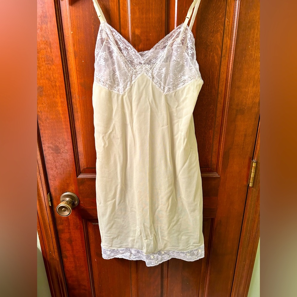 VASSERETTE VTG Gorgeous Light yellow lace and nylon full slip. Size 36 A